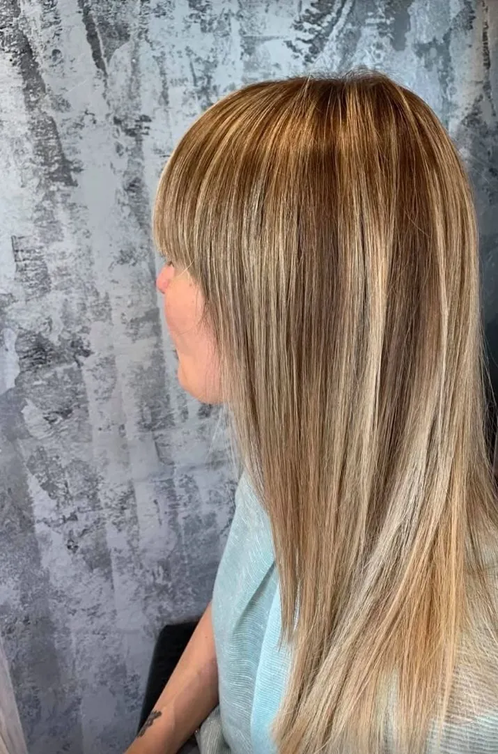 Schiariture bionde su capelli lunghi e lisci